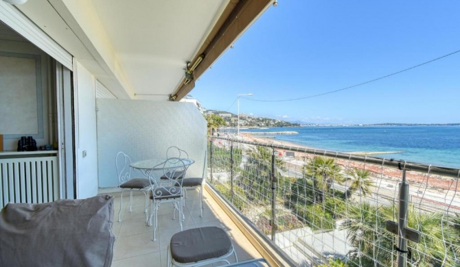 Sea View Flat, beach access by GuestReady