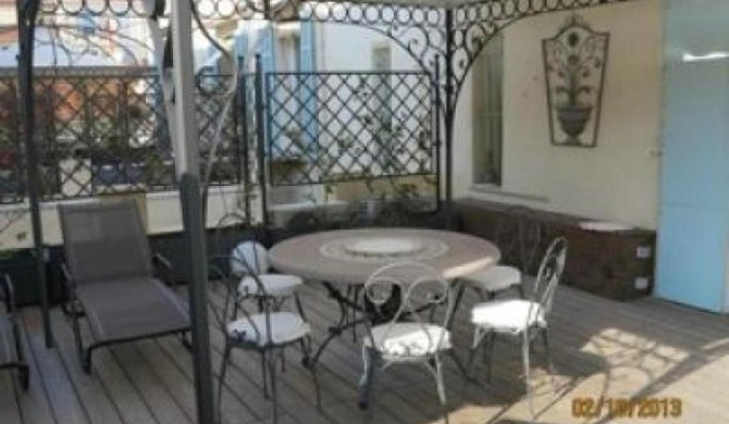 Beautifully decorated two bedroom apartment in the heart of Cannes five minutes walk from Palais 409