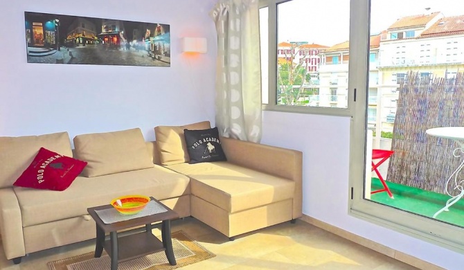 Lovely modern top floor apartment in Central Cannes just a short walk from the beaches and the Palais 1519