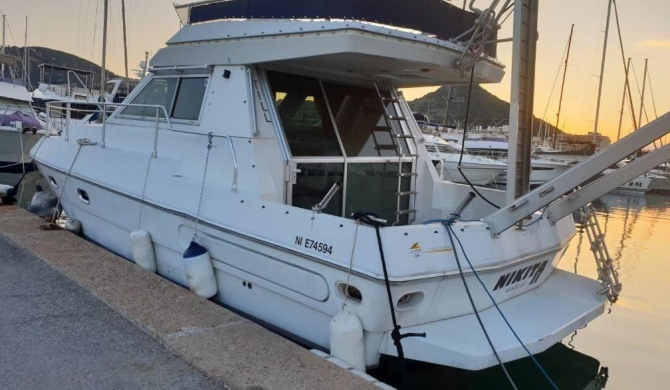 Ferretti 36 ' Bateau à Quai Vieux-Port Cannes Festival La Croisette