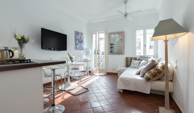 A lovely split level townhouse in the heart of Cannes next to the Marche Forville and the Palais 1749