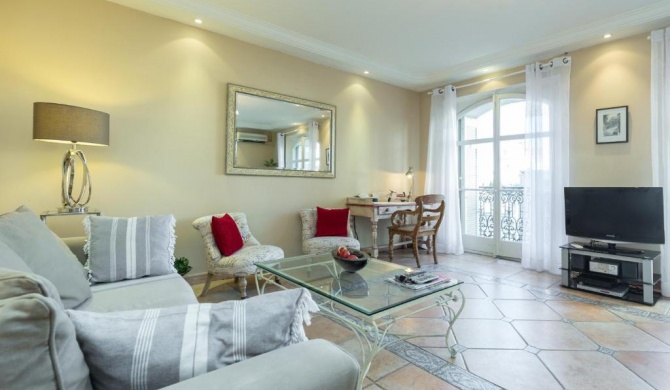 Lovely 2 Bed 2 bath apartment in Cannes on Rue Antibea easy walk to the Palais 224