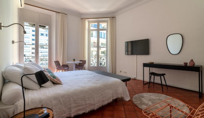 La Guitare 23 - Large modern studio with balcony in center of Cannes, just behind Grand Hotel