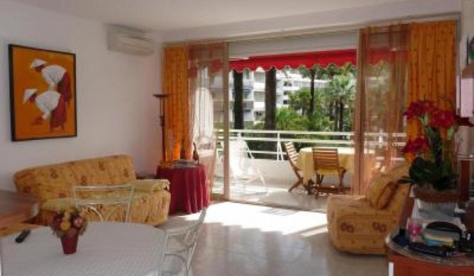 One bedroom apartment in Cannes walking distance from the beaches and shopping of central Cannes 878