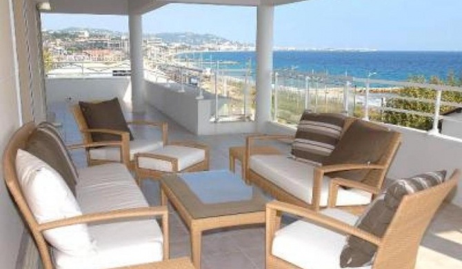Stunning three bedroom apartment on seafront in Cannes with panoramic sea views 399
