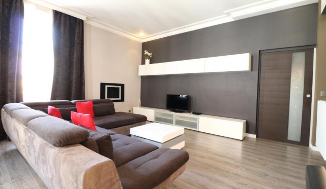 Quality 2 bedroom 9 mins from the Palais 342