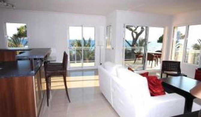 Stunning 2 Bed Apt on the seafront of Cannes in a high class secure building with swimming pool 463