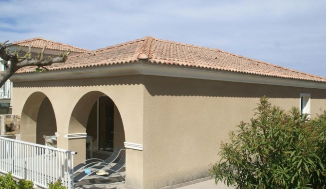 Spacious house 100m from the beach swimming pool
