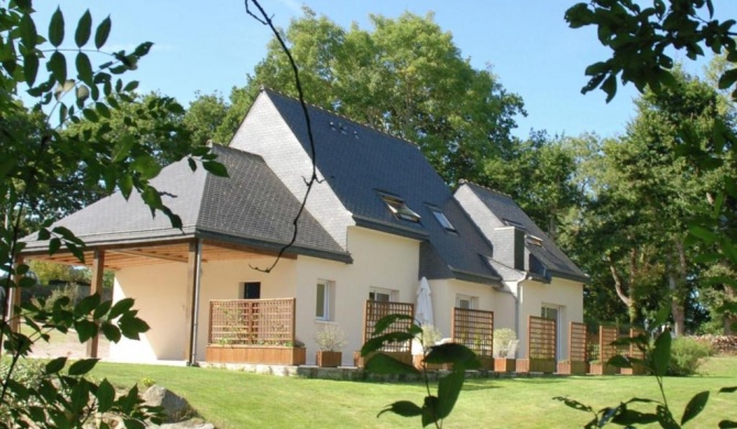Beautiful holiday home with large garden in Brittany 1 km from the beach