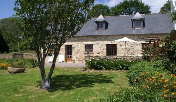 Rural holiday home near beach culture and recreation in the tip of Brittany